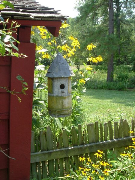 Using Birdhouses To Decorating Garden Or Backyard