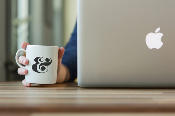 psd-coffee-cup-mockup-with-macbook