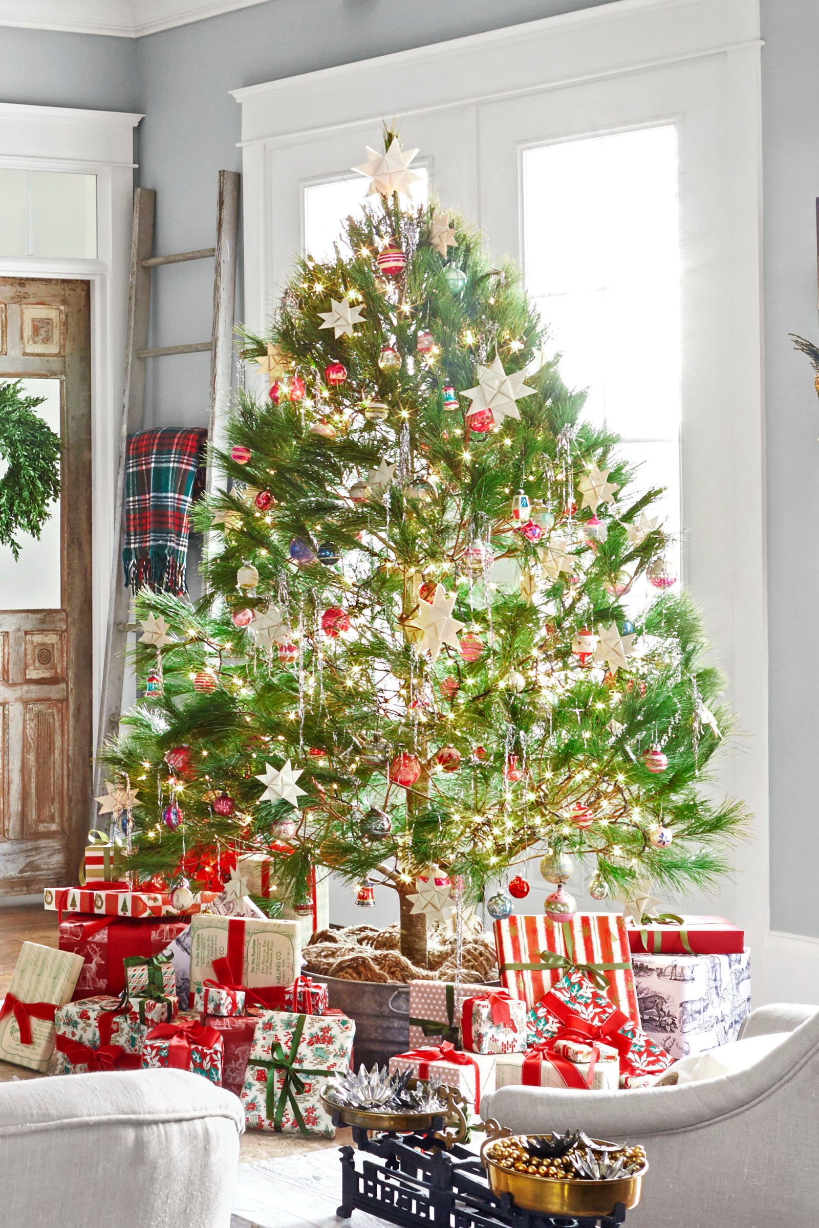 25+ Awesome Christmas Tree Decorating Ideas 2016  DesignMaz